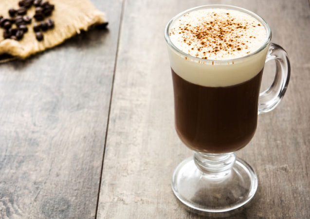 【大人の味】アイリッシュコーヒーとは？特徴や歴史、ご自宅で上手に作るポイントを徹底解説