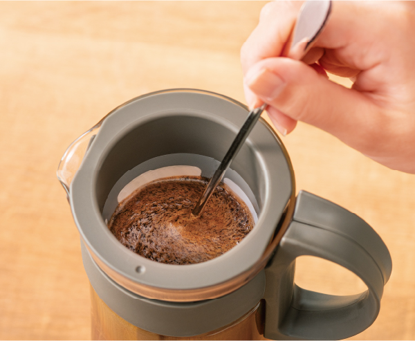 コーヒー粉を攪拌（かくはん）する