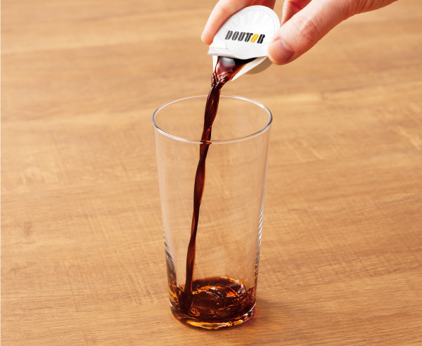 グラスにポーションコーヒーを入れる